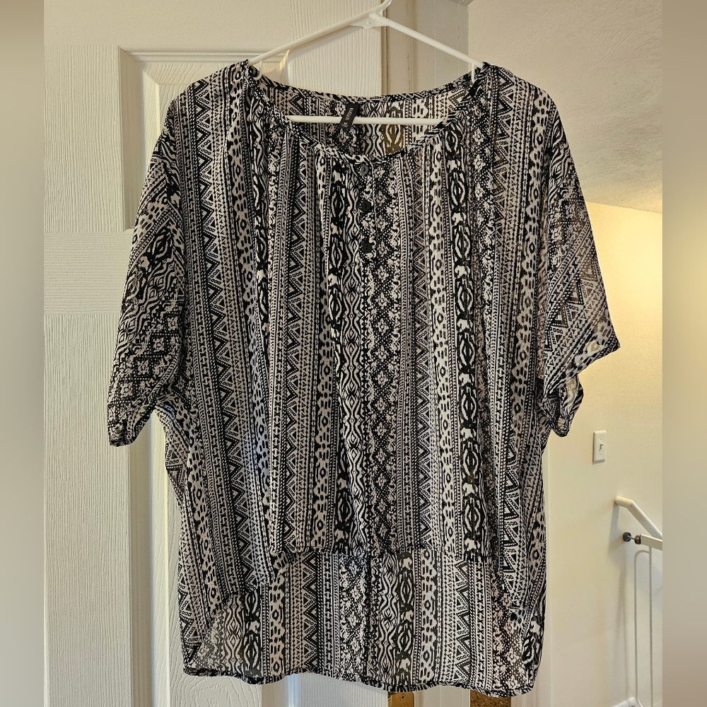 🟣Black and white blouse